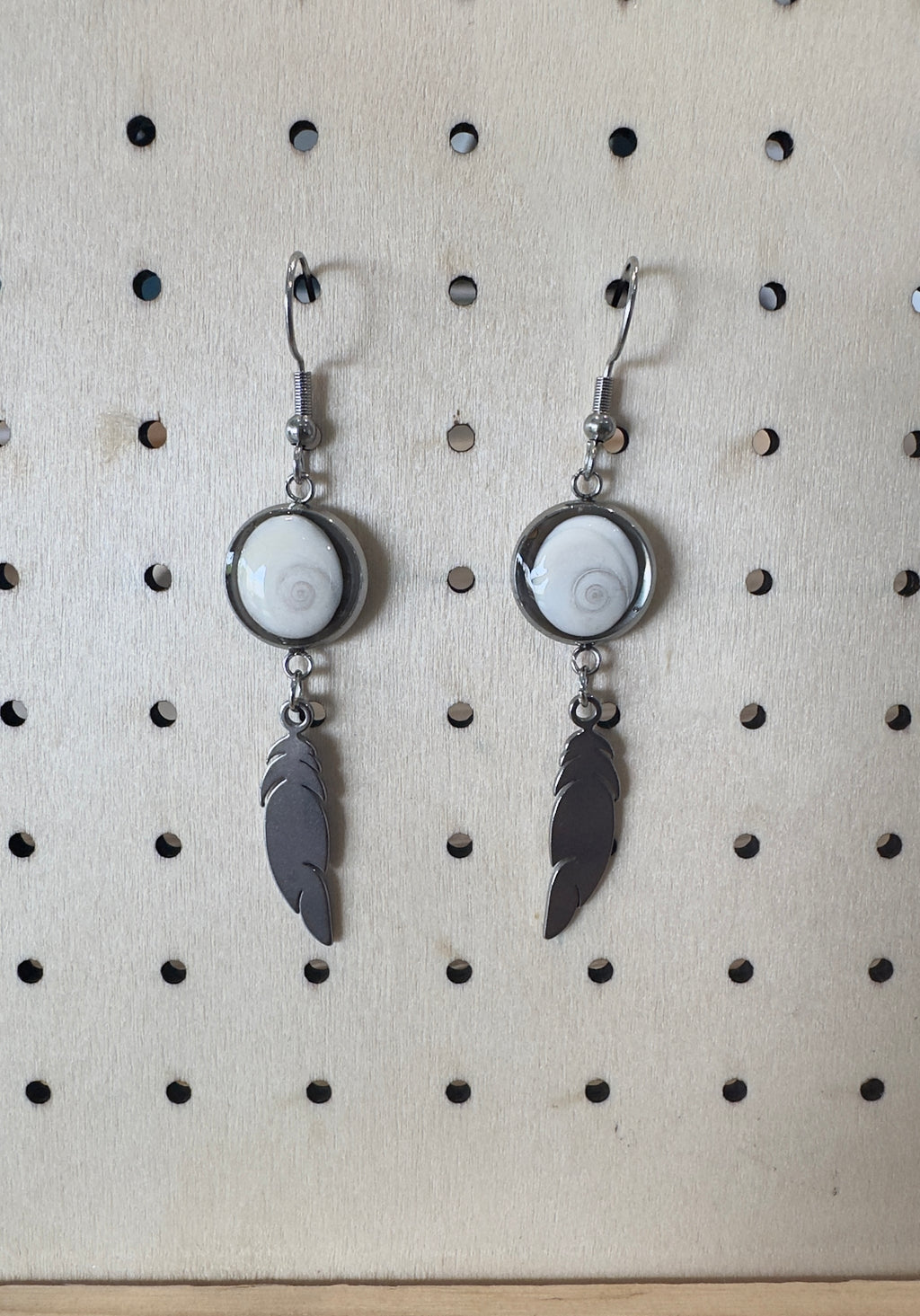 Paire de boucles d'oreilles pendantes en acier inoxydable argenté, avec cabochon Œil de Sainte-Lucie et breloque plume