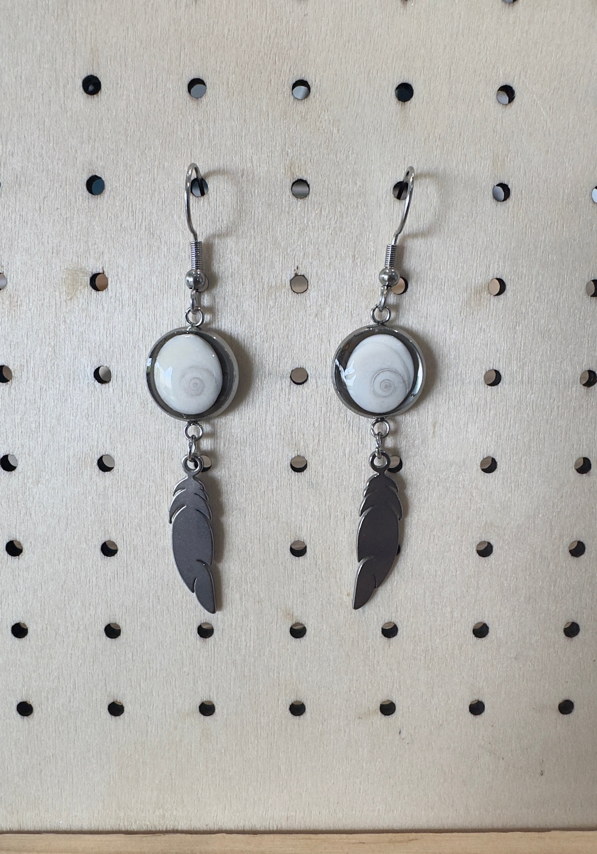 Paire de boucles d'oreilles pendantes en acier inoxydable argenté, avec cabochon Œil de Sainte-Lucie et breloque plume