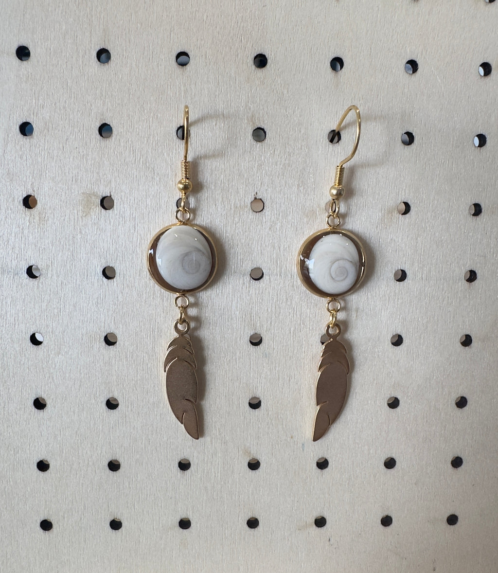 Paire de boucles d'oreilles pendantes en acier inoxydable doré, avec cabochon Œil de Sainte-Lucie et breloque plume