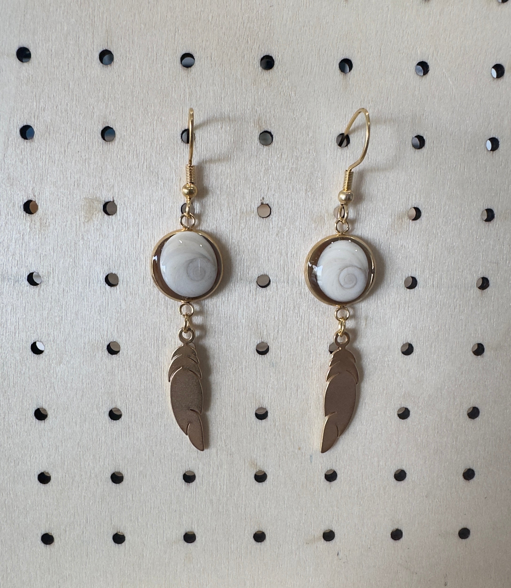 Paire de boucles d'oreilles pendantes en acier inoxydable doré, avec cabochon Œil de Sainte-Lucie et breloque plume