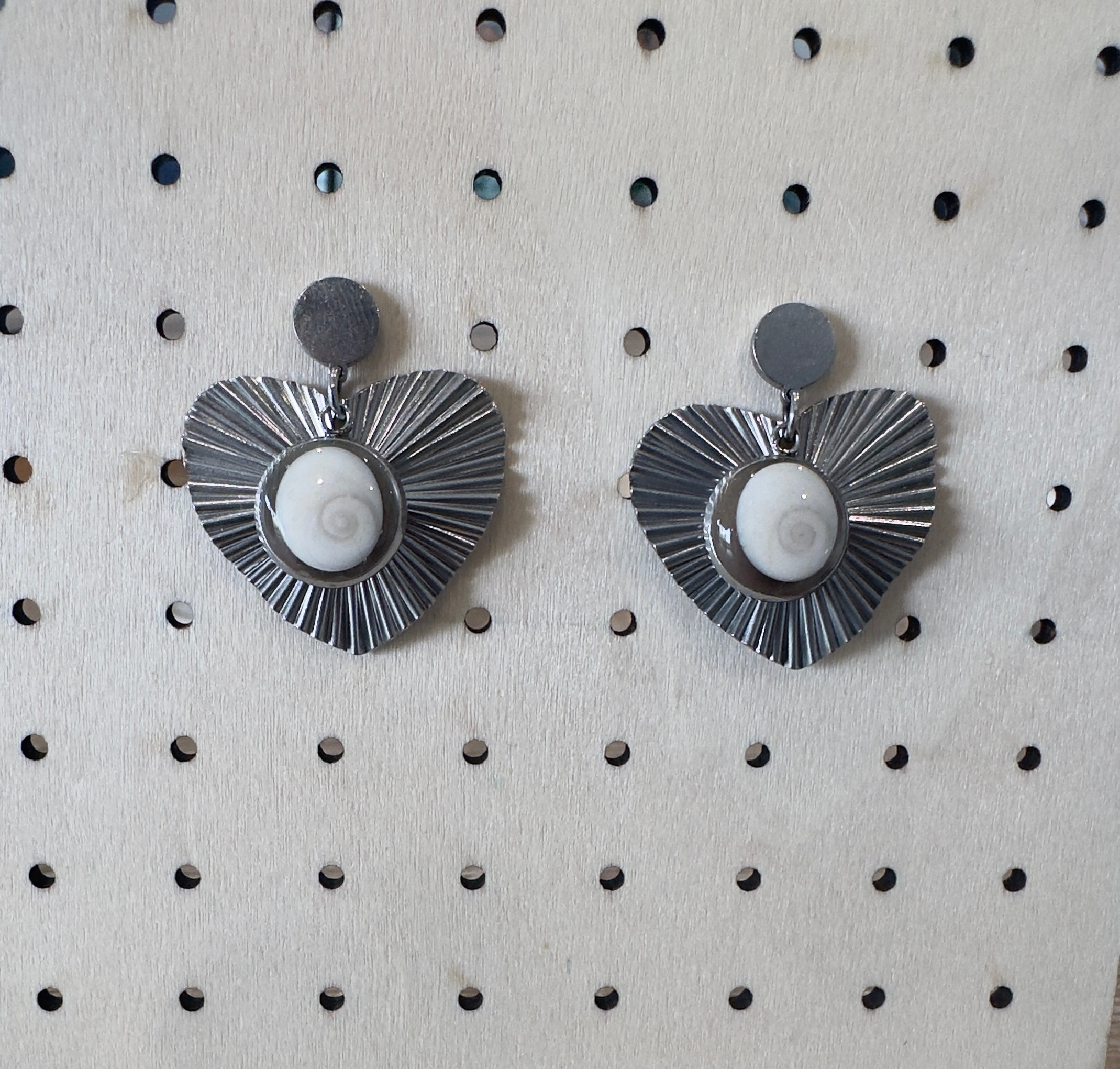 Paire de boucles d'oreilles argentées à puce, pendentif cœur texturé et cabochon Oeil de Sainte-Lucie