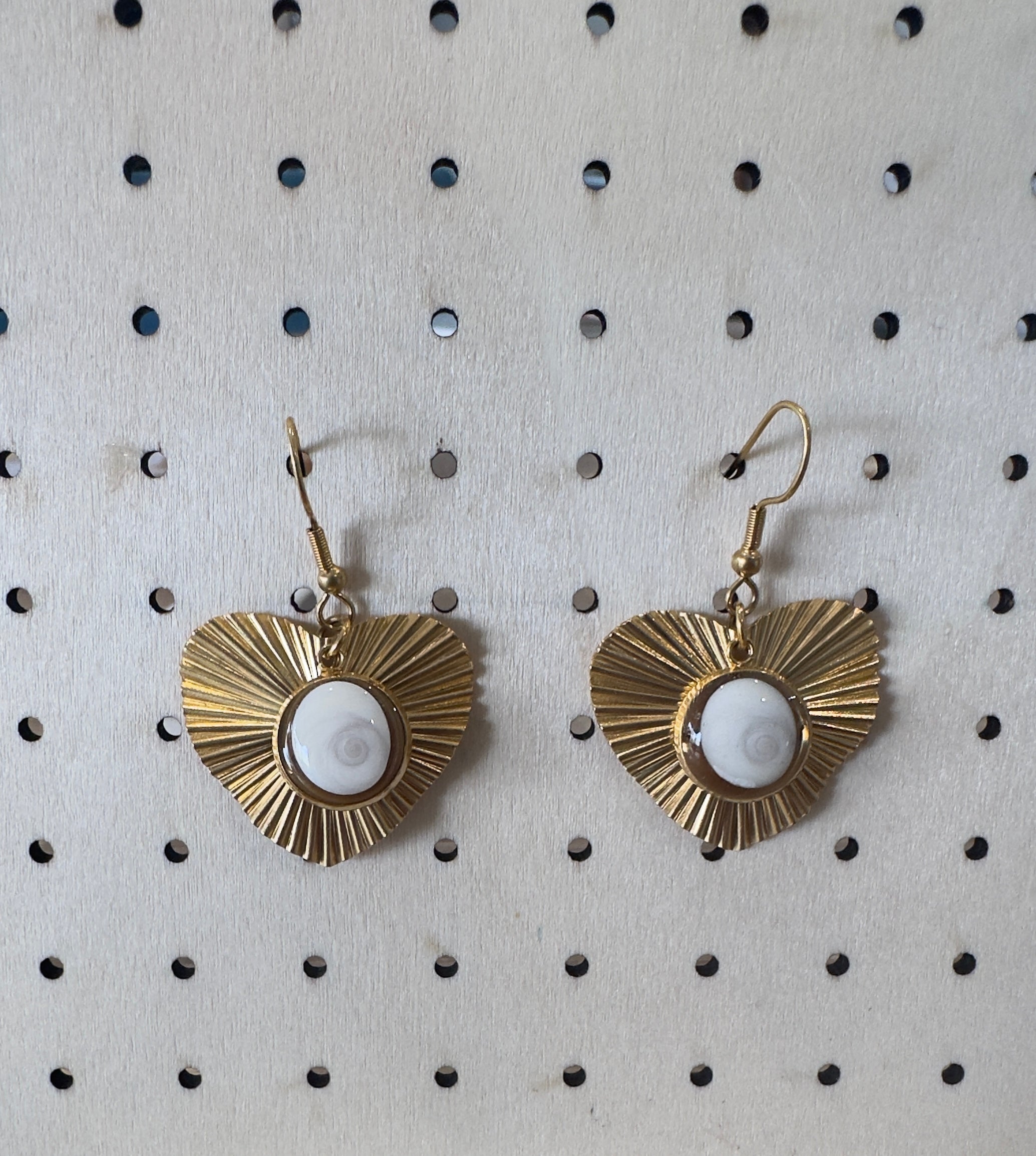 Paire de boucles d'oreilles pendantes dorées en forme de cœur texturé, avec cabochon Oeil de Sainte-Lucie serti au centre