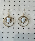 Paire de boucles d'oreilles en acier inoxydable doré à cercles concentriques, avec cabochon Œil de Sainte-Lucie serti au centre