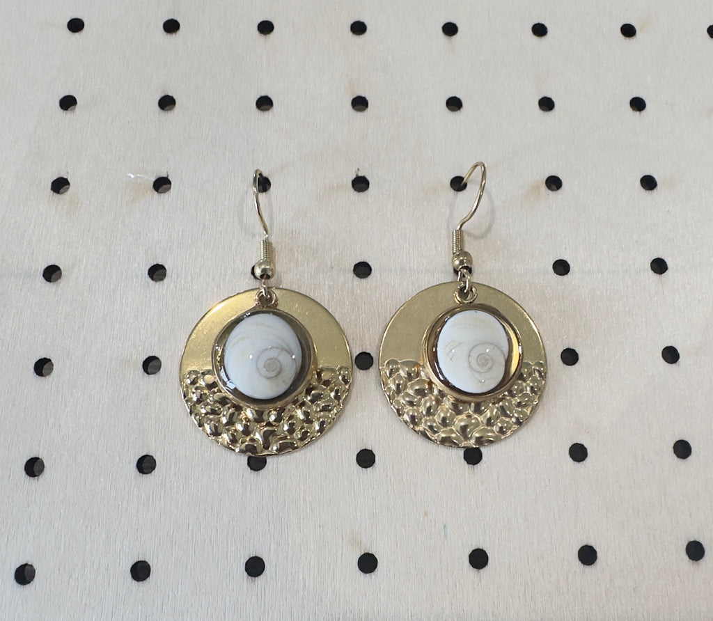 Paire de boucles d'oreilles rondes en acier inoxydable doré à texture martelée, avec cabochon Œil de Sainte-Lucie serti au centre