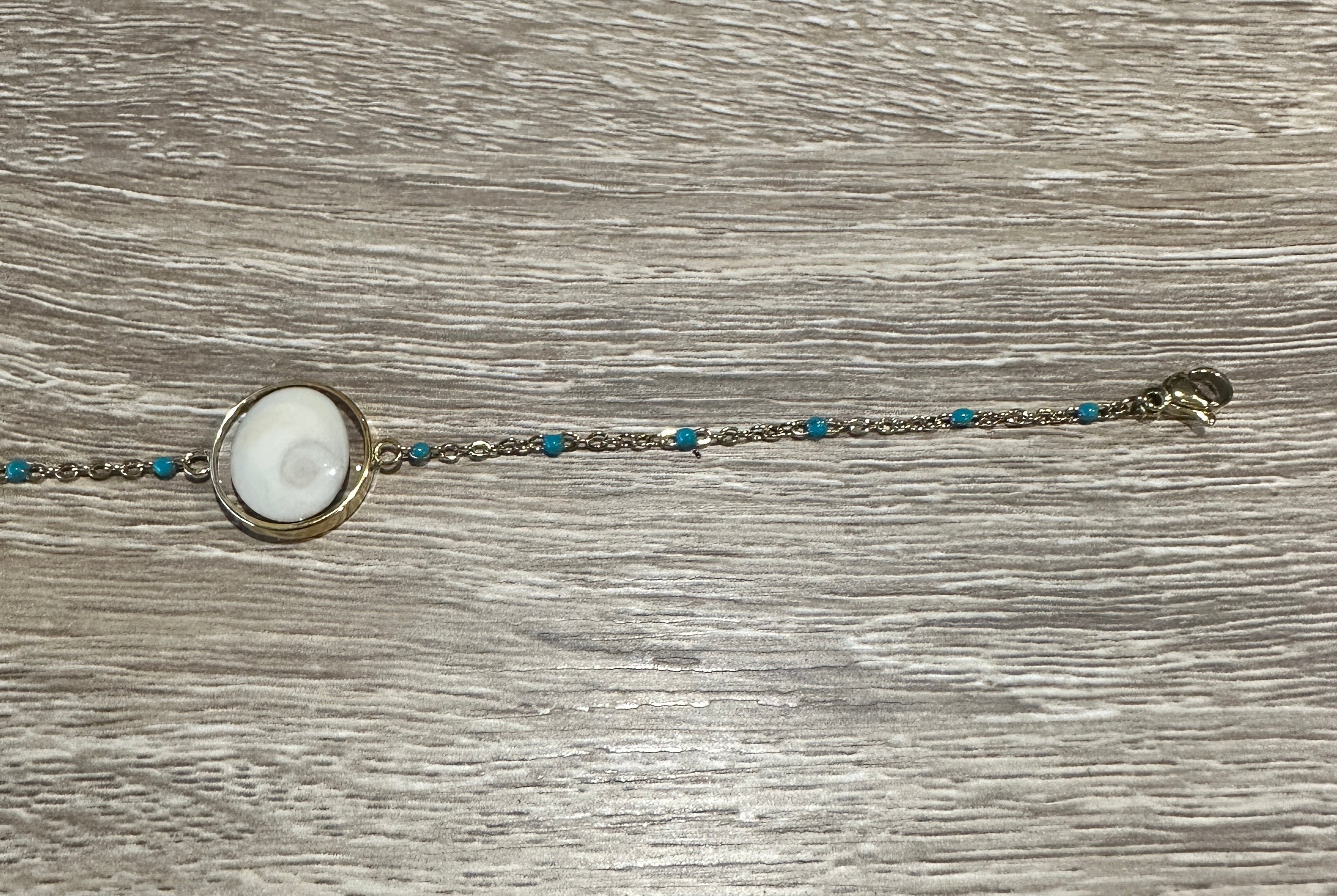 Bracelet Thetis, cabochon et perles turquoise, gros plan