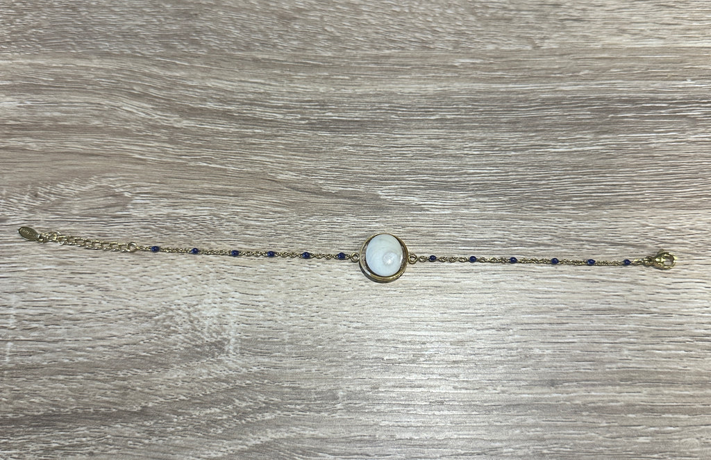Bracelet chaîne fine dorée avec Œil de Sainte-Lucie serti et perles bleu marine réparties le long de la chaîne