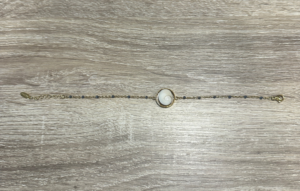 Bracelet chaîne fine dorée avec Œil de Sainte-Lucie serti et perles gris  réparties le long de la chaîne