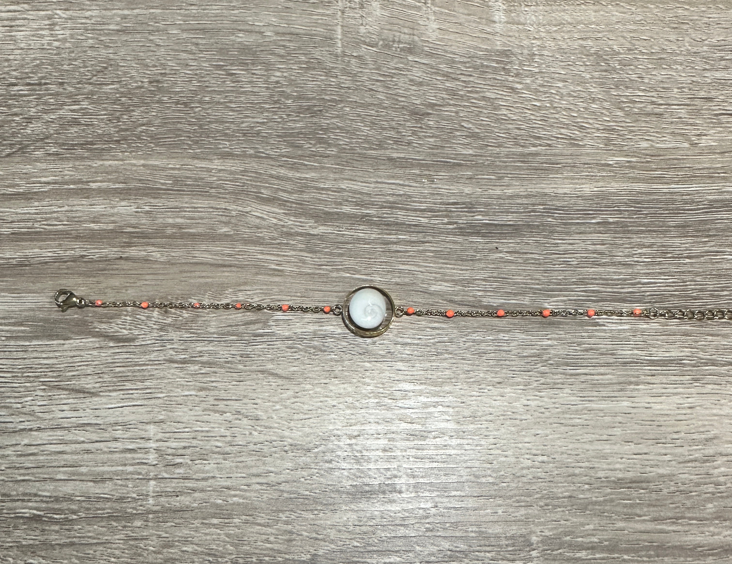Bracelet chaîne fine dorée avec Œil de Sainte-Lucie serti et perles orange réparties le long de la chaîne