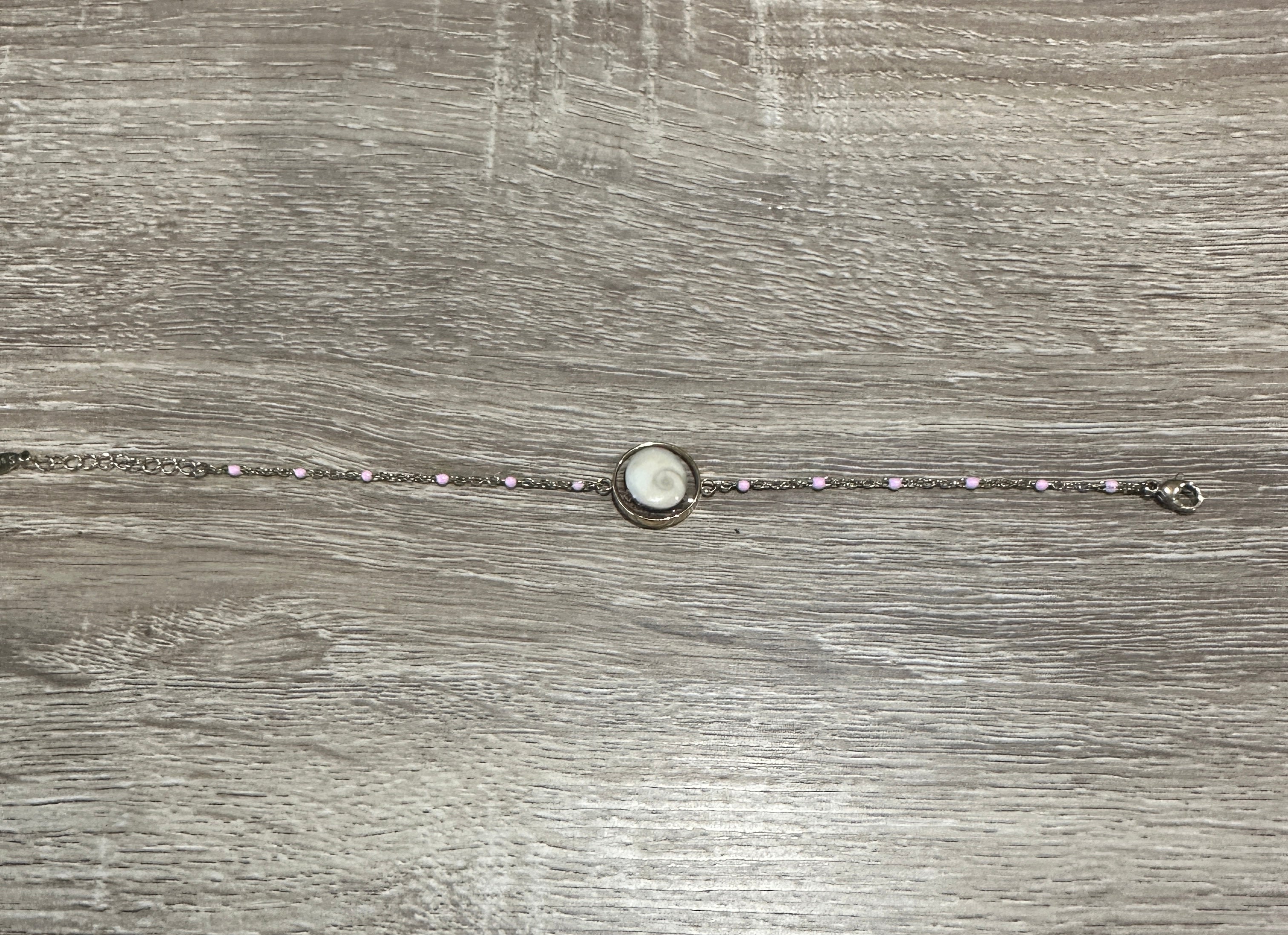 Bracelet chaîne fine dorée avec Œil de Sainte-Lucie serti et perles rose réparties le long de la chaîne