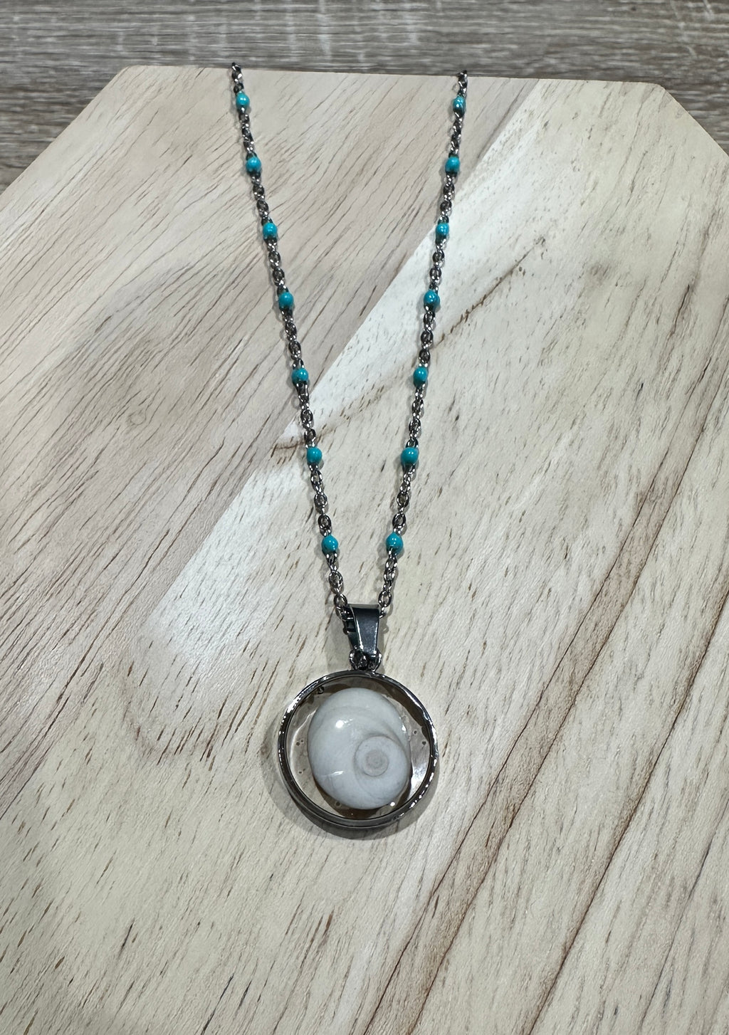 Collier en acier inoxydable argenté avec chaîne à perles turquoise et pendentif cabochon rond Oeil de Sainte-Lucie