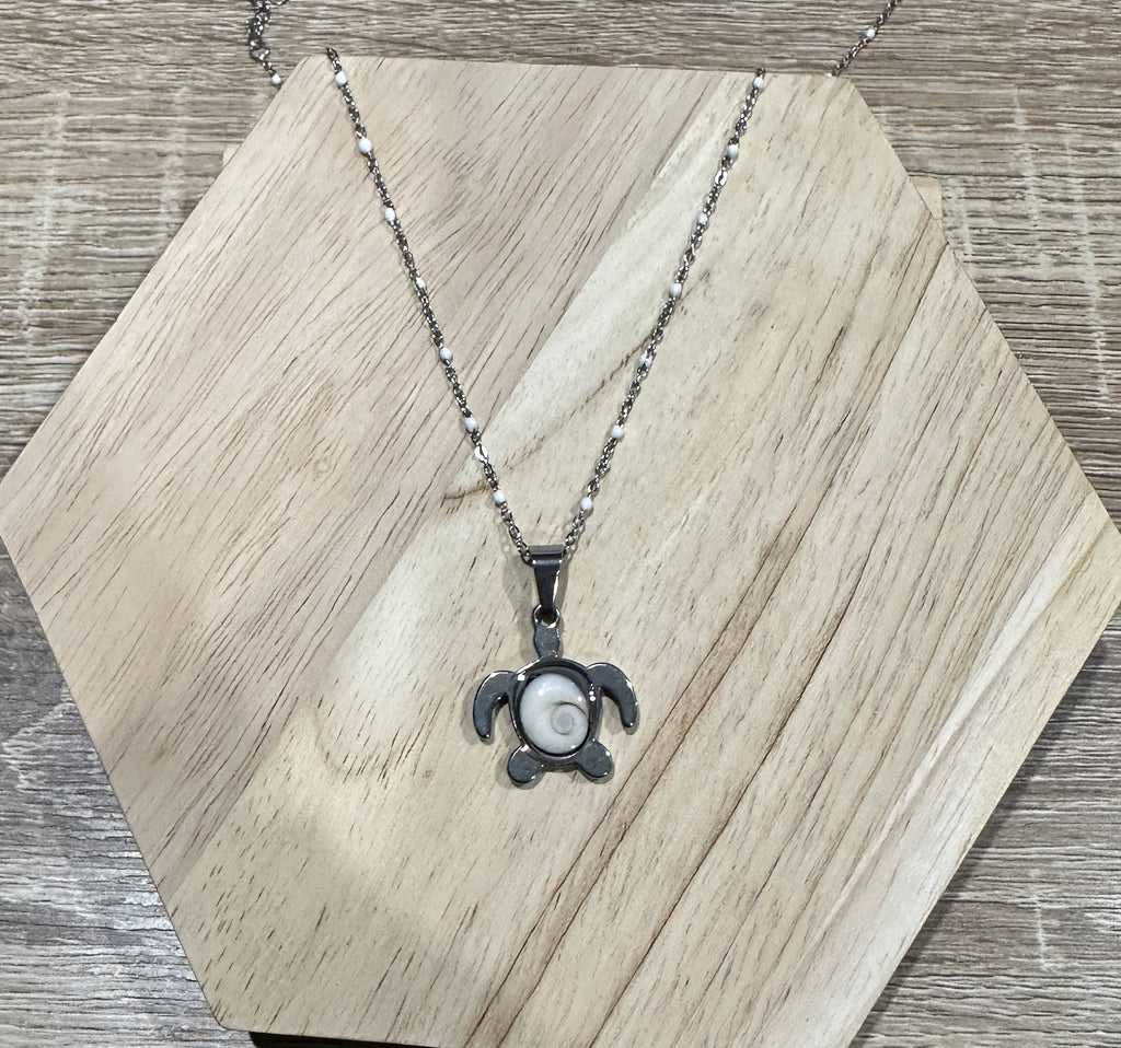 Collier en acier inoxydable argenté avec chaîne à perles blanches et pendentif tortue Oeil de Sainte-Lucie