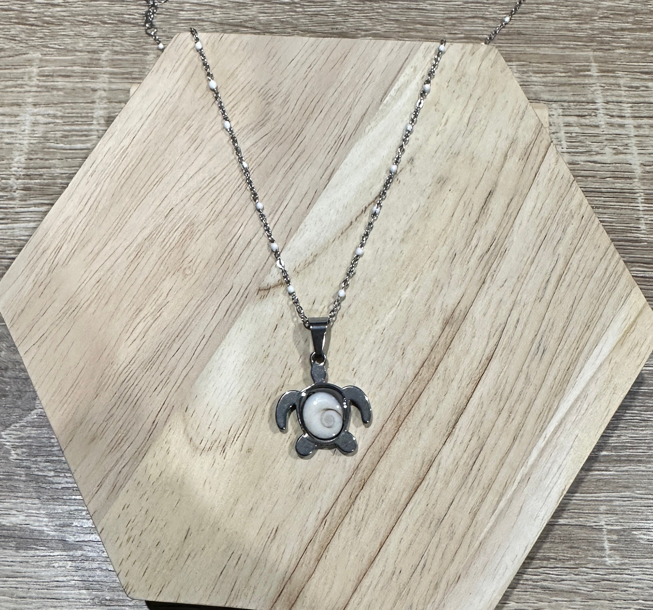 Collier en acier inoxydable argenté avec chaîne à perles blanches et pendentif tortue Oeil de Sainte-Lucie