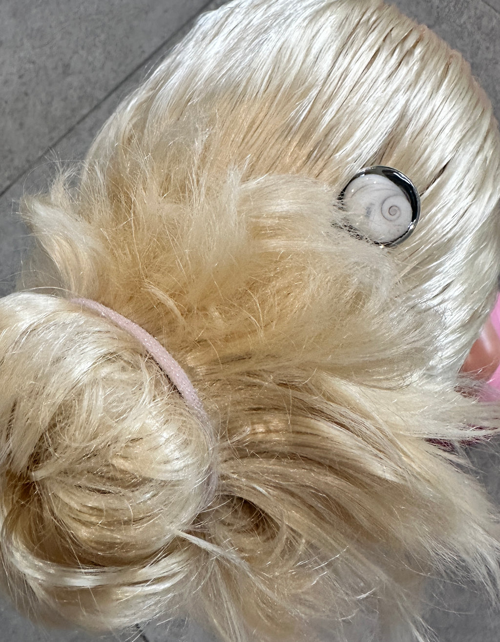 Pique à cheveux argenté Oeil de Sainte-Lucie glissé dans un chignon blond, vue d'ensemble