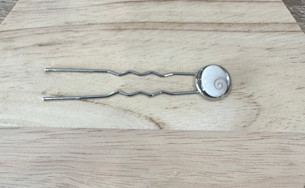 Vue complète du pique à cheveux argenté, fourche double et cabochon Oeil de Sainte-Lucie