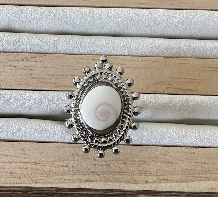 Bague Amphitrite argentée avec cabochon Œil de Sainte-Lucie et sertissage en couronne, vue de dessus