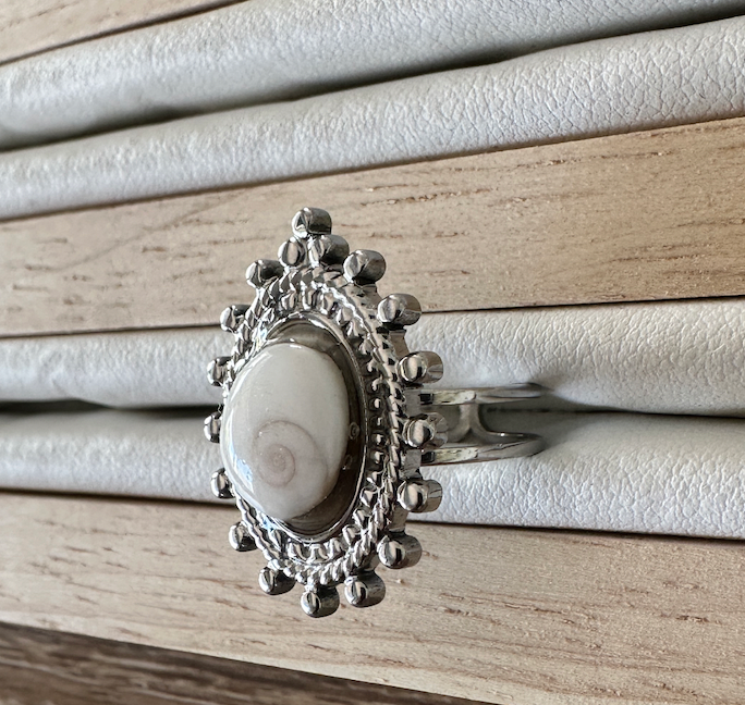 Bague Amphitrite argentée avec cabochon Œil de Sainte-Lucie et sertissage en couronne, vue de profil