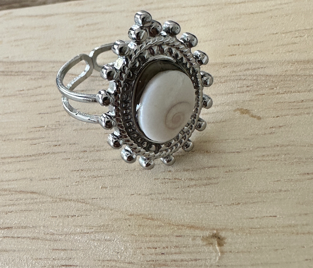 Bague Amphitrite argentée, vue de trois-quarts, sertissage travaillé en couronne de billes