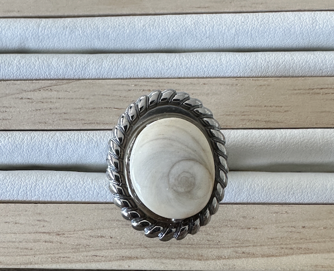 Bague Calypso argentée avec cabochon Œil de Sainte-Lucie et sertissage torsadé, vue de dessus