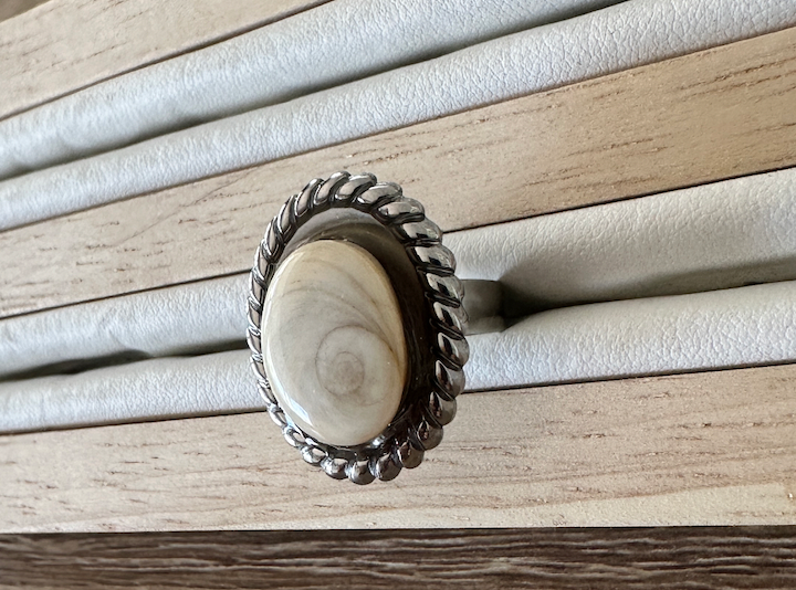 Gros plan sur la bague Calypso argentée, sertissage torsadé, vue de profil