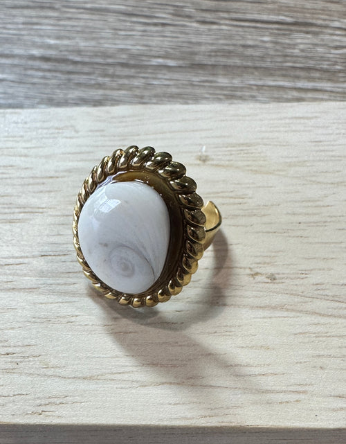 Bague Calypso dorée, vue de dessus sur fond bois