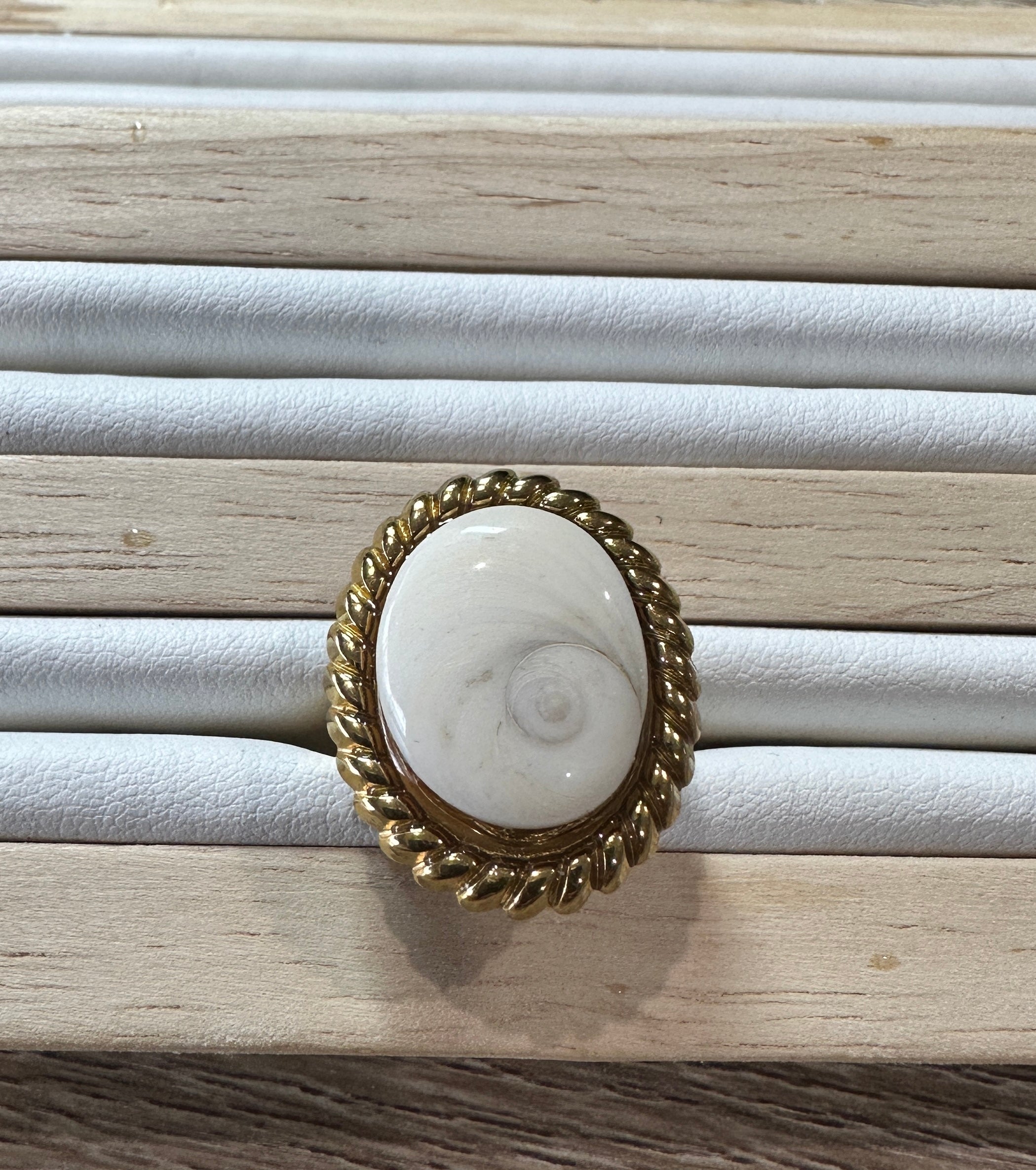 Bague Calypso dorée avec cabochon Œil de Sainte-Lucie, vue de dessus sur présentoir