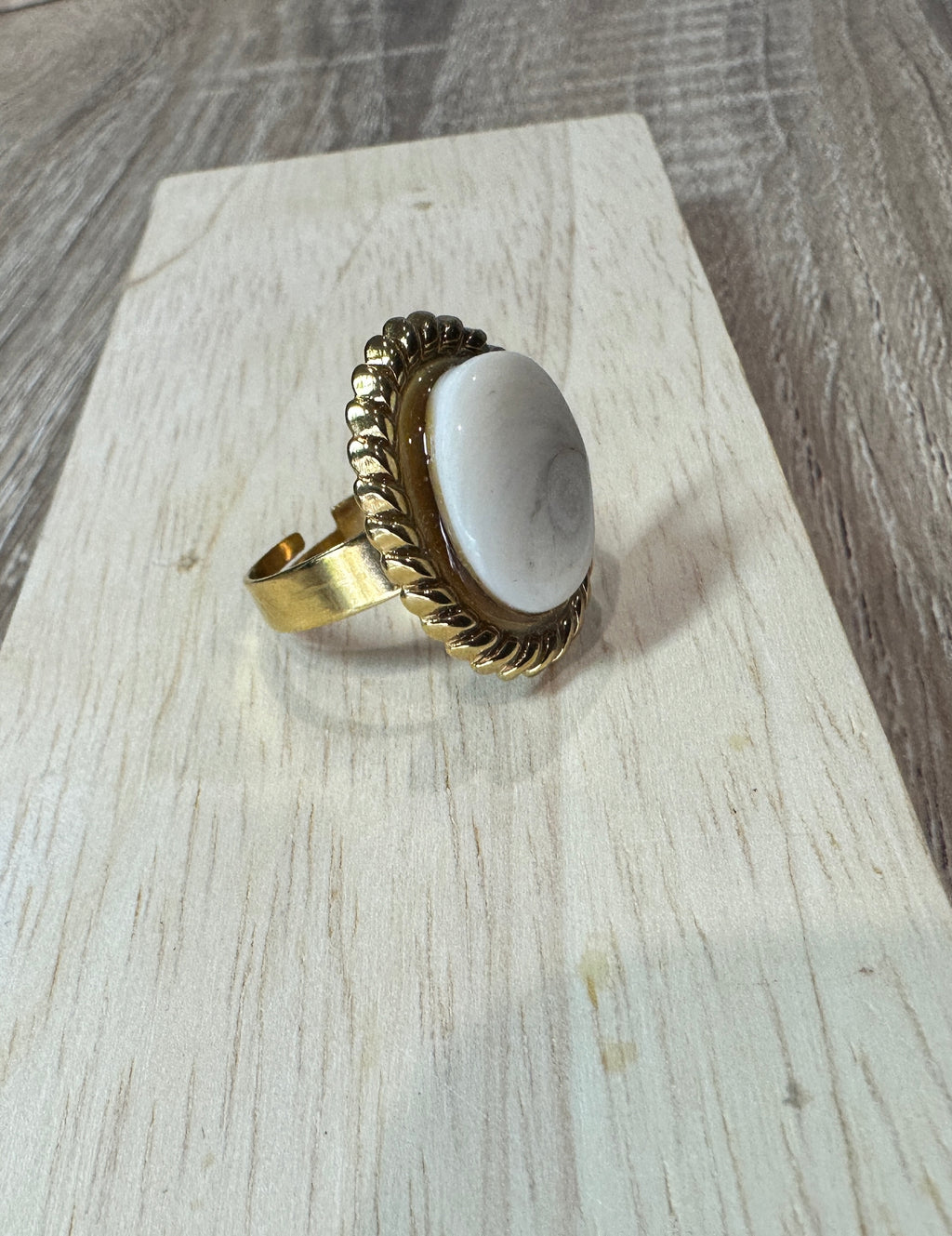 Bague Calypso dorée avec cabochon Œil de Sainte-Lucie et sertissage torsadé, vue de trois-quarts
