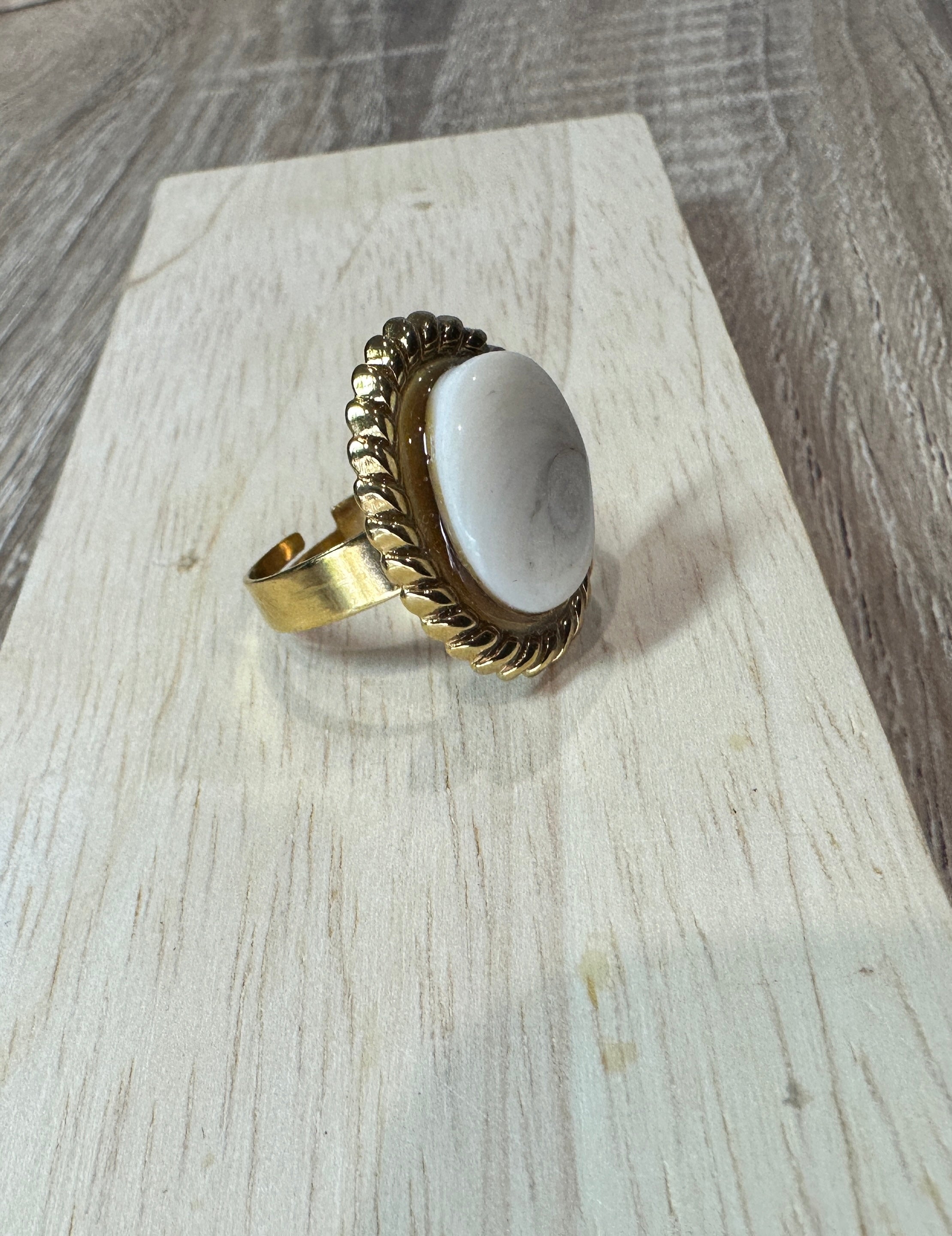 Bague Calypso dorée avec cabochon Œil de Sainte-Lucie et sertissage torsadé, vue de trois-quarts