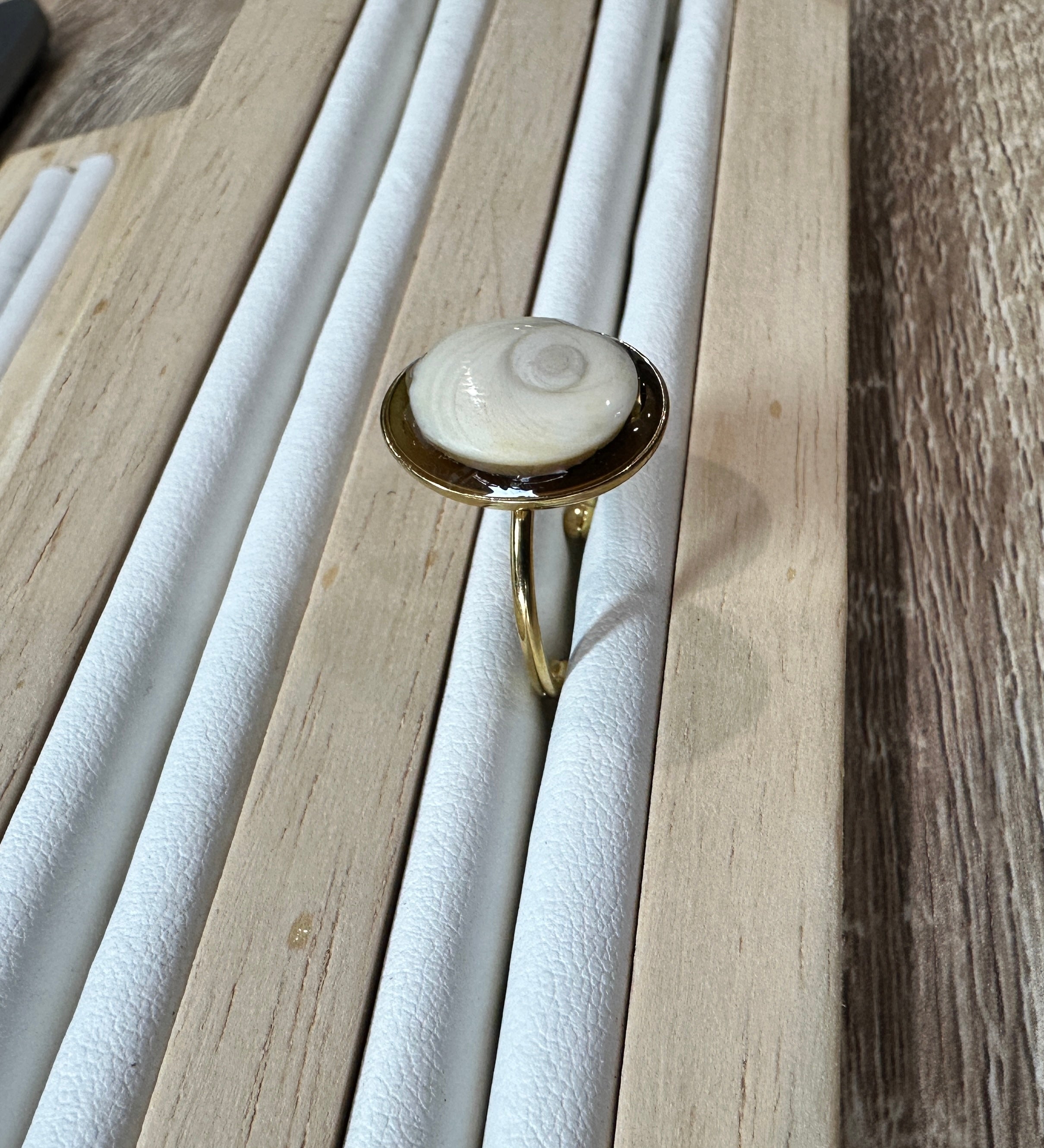 Bague Doris dorée avec cabochon Œil de Sainte-Lucie, vue de dessus