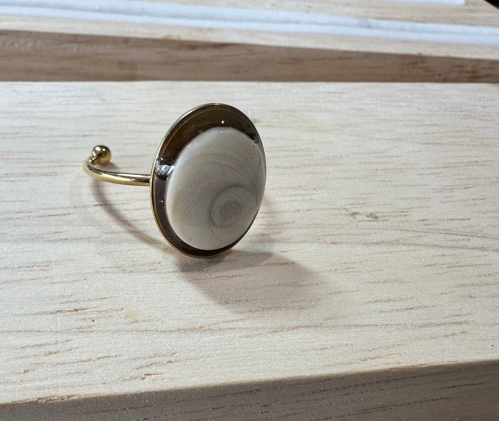 Bague Doris dorée avec cabochon Œil de Sainte-Lucie, vue de trois-quarts