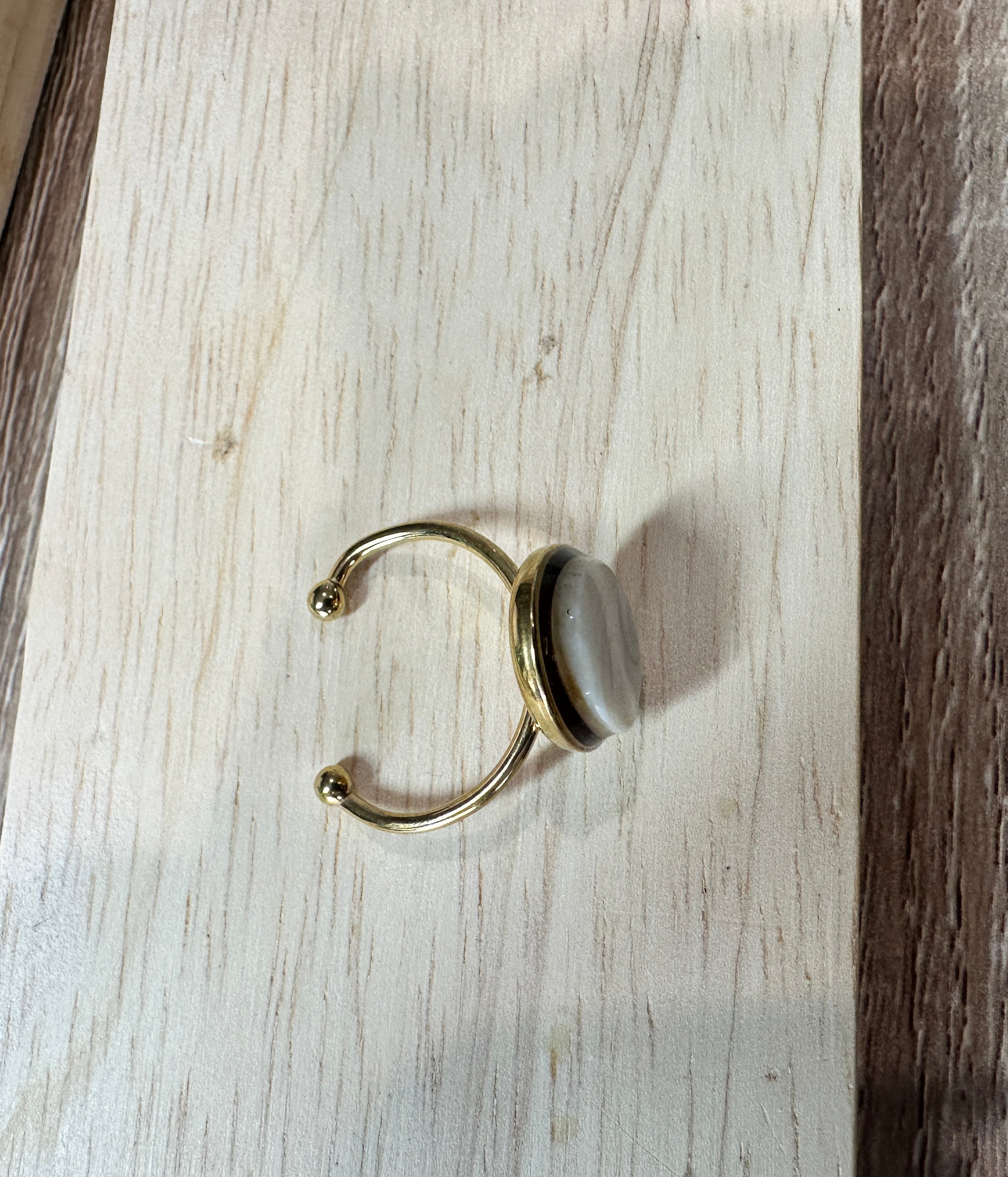 Bague Doris dorée, second angle, vue de trois-quarts