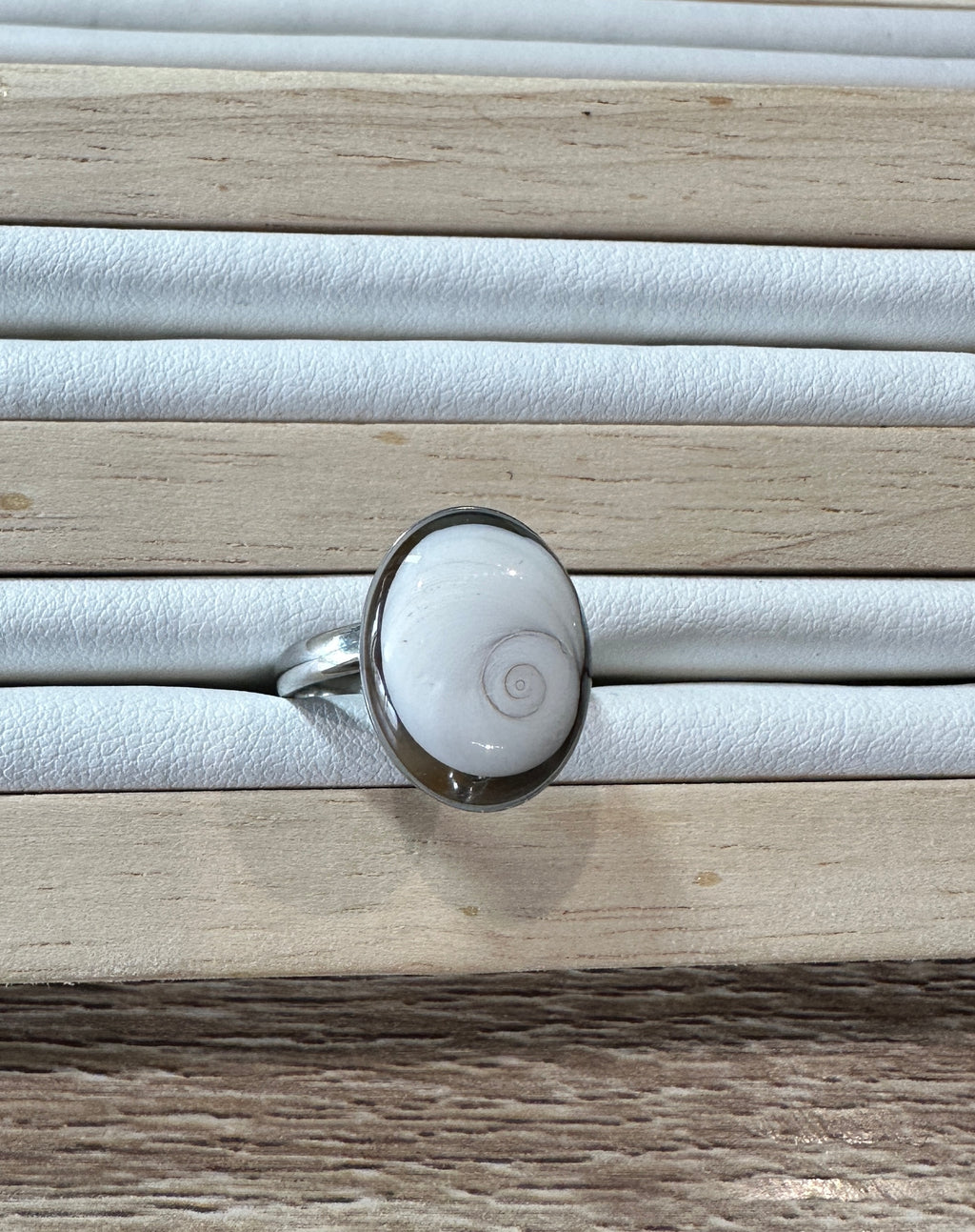 sainte-lucie-argente-dessus	Bague Iris argentée avec cabochon Œil de Sainte-Lucie, vue de dessus