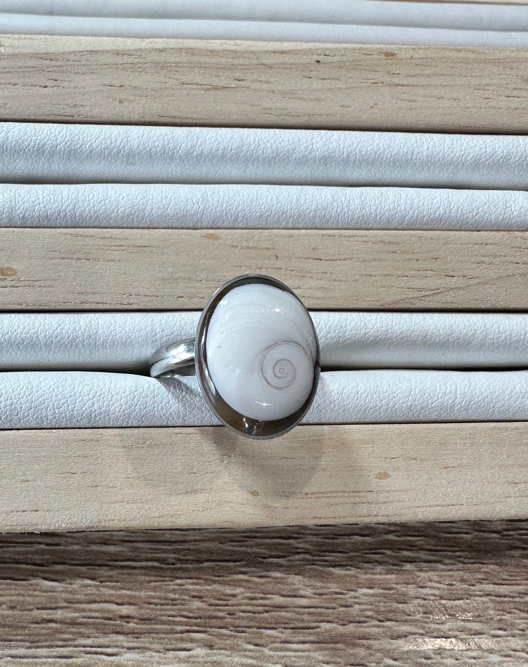 sainte-lucie-argente-dessus	Bague Iris argentée avec cabochon Œil de Sainte-Lucie, vue de dessus