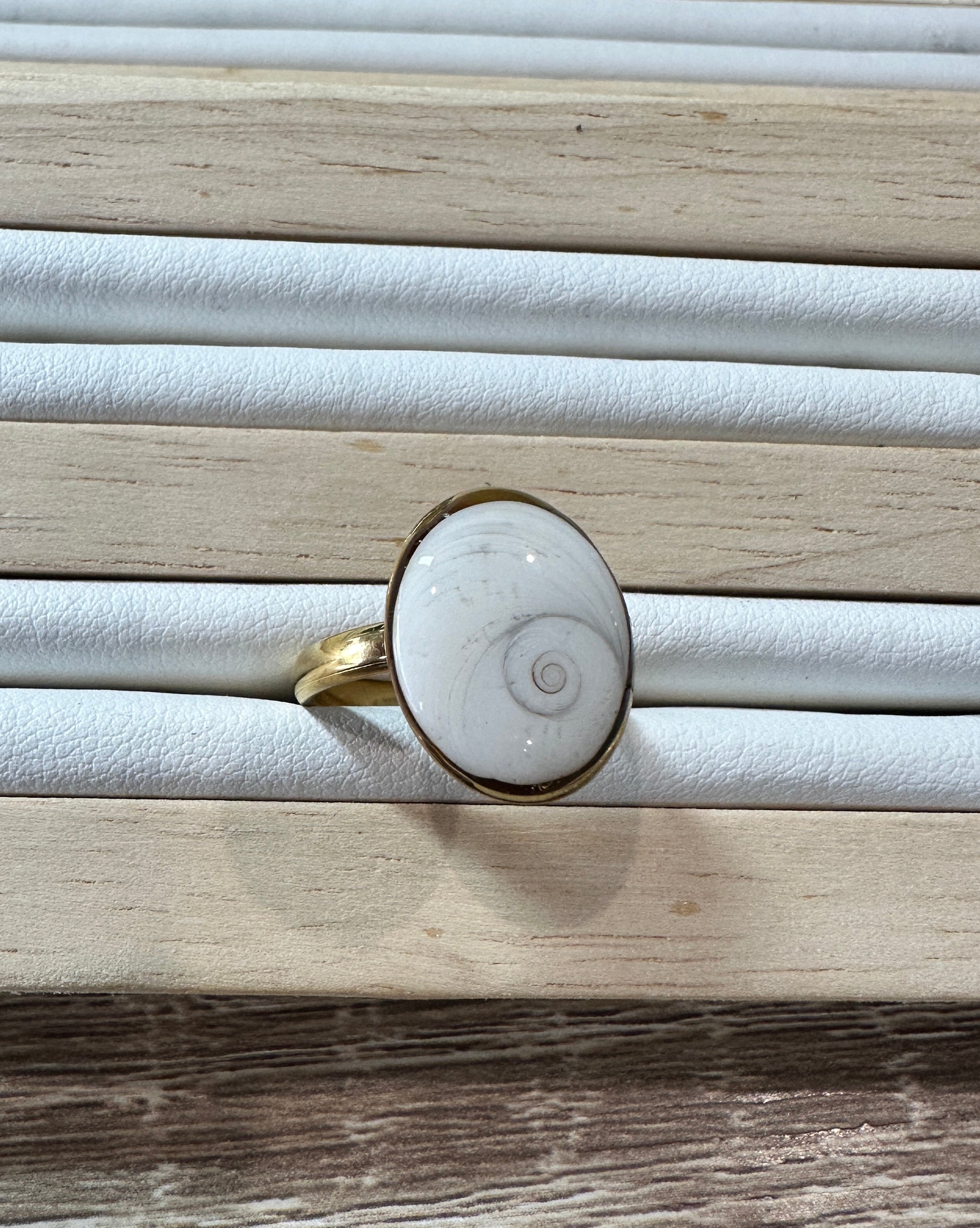 Bague Iris dorée avec cabochon Œil de Sainte-Lucie, vue de dessus
