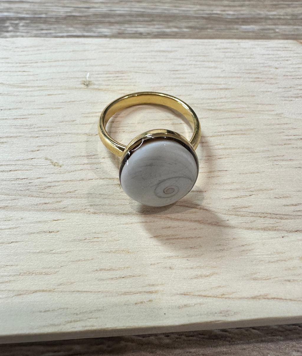 Bague Iris dorée avec cabochon Œil de Sainte-Lucie, vue de trois-quarts