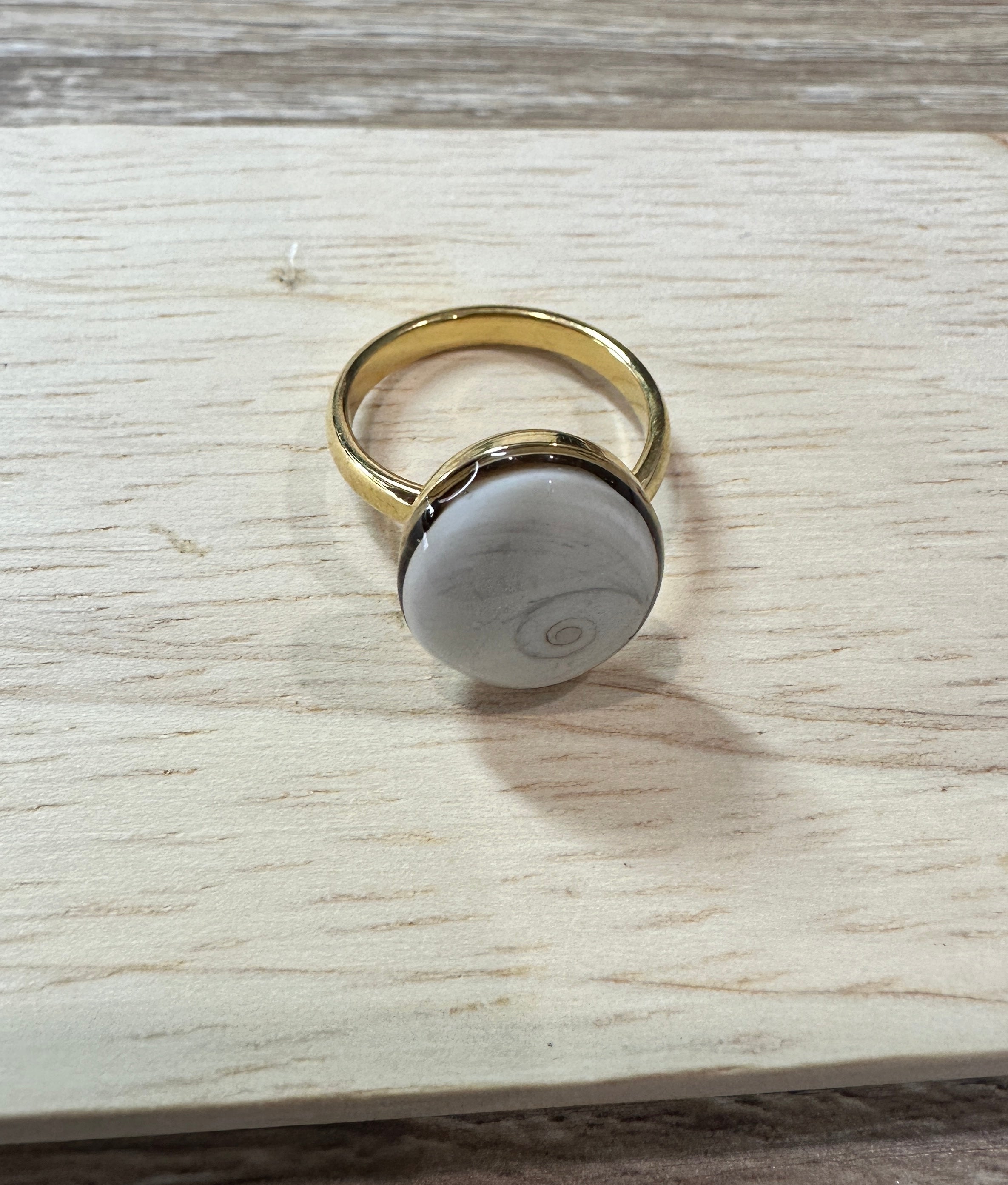Bague Iris dorée avec cabochon Œil de Sainte-Lucie, vue de trois-quarts