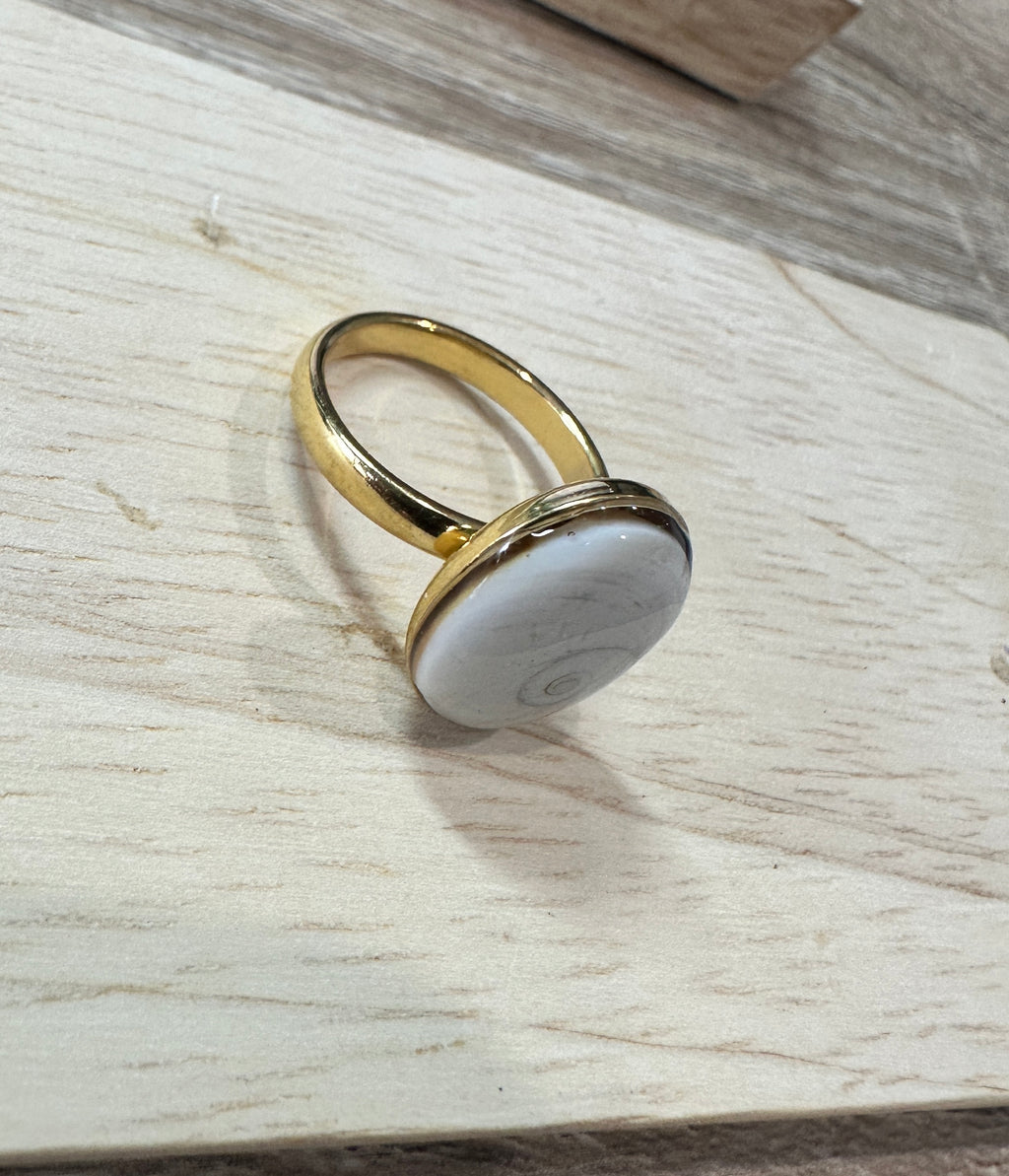 Bague Iris dorée, second angle, vue de trois-quarts