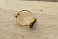 Bague Maren dorée avec cabochon Œil de Sainte-Lucie, vue de dessus