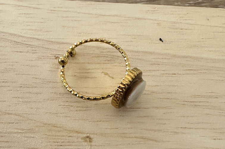 Bague Maren dorée avec cabochon Œil de Sainte-Lucie, vue de dessus