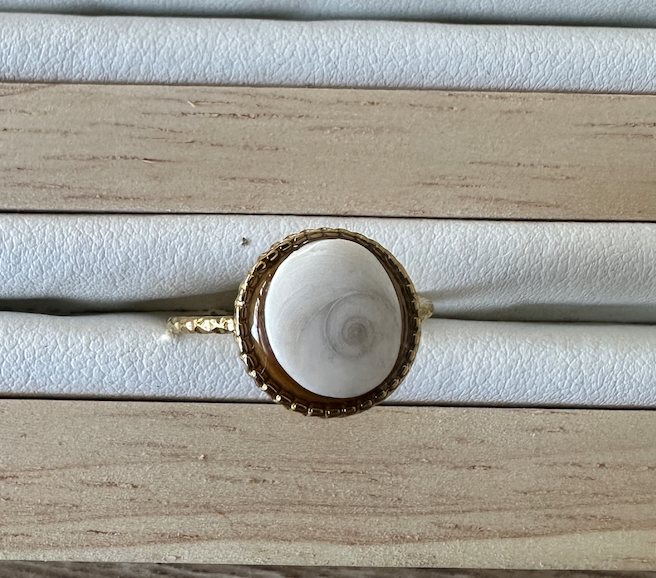 Bague Maren dorée avec cabochon Œil de Sainte-Lucie, vue de face