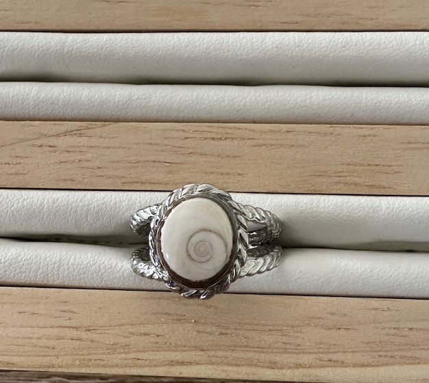 Bague Marina argentée avec cabochon Œil de Sainte-Lucie, vue de dessus