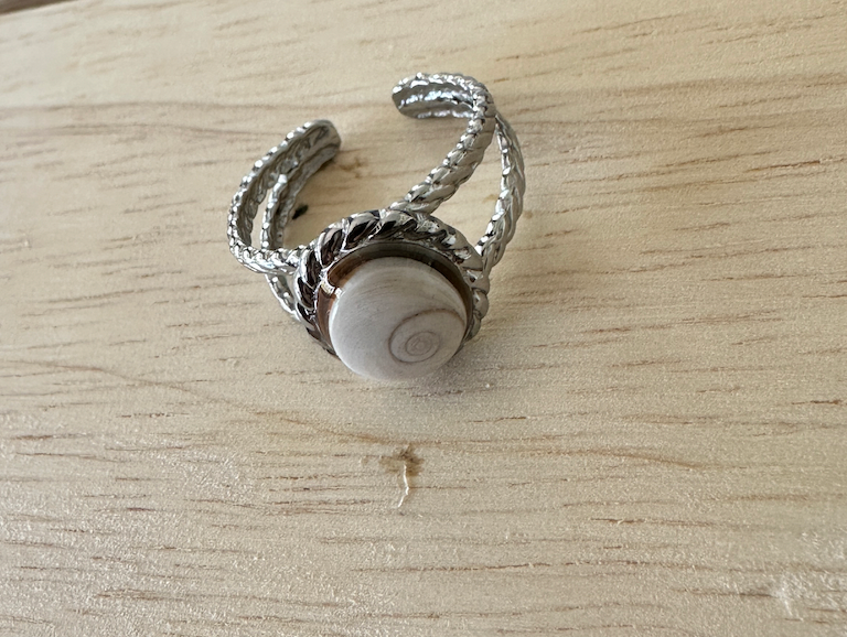 Bague Marina argentée, vue de trois-quarts sur fond bois
