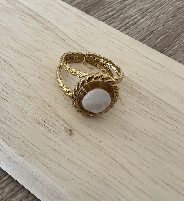 Bague Marina dorée, second angle, vue de trois-quarts sur fond bois