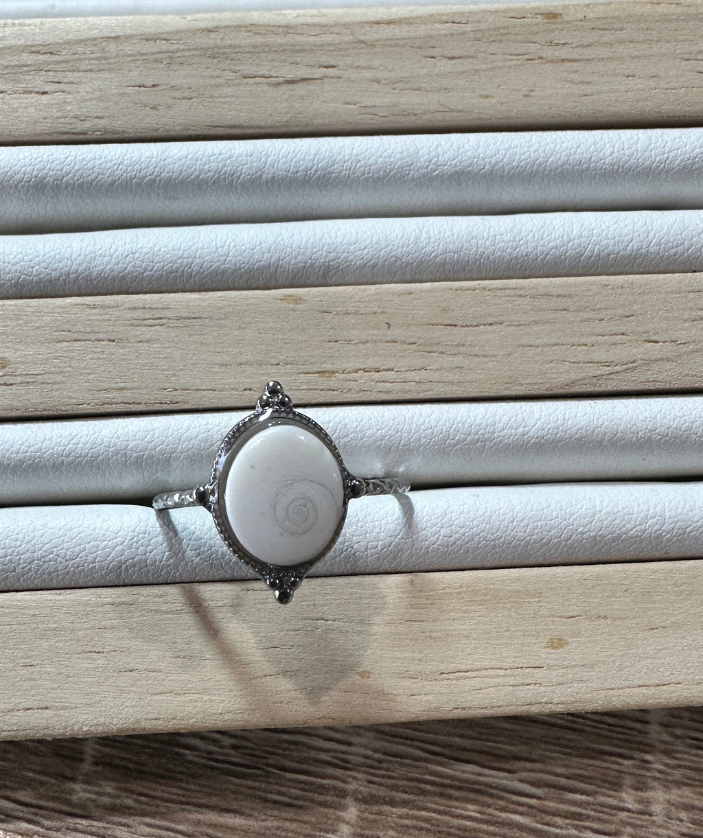 Bague Ondine argentée avec cabochon Œil de Sainte-Lucie, vue de dessus