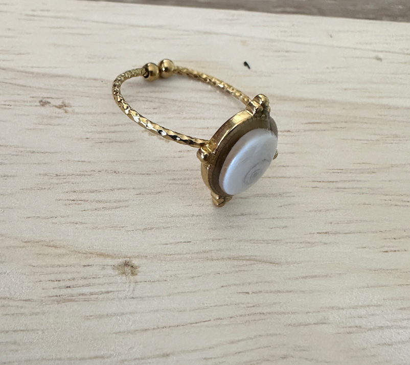 Bague Ondine dorée avec cabochon Œil de Sainte-Lucie, vue de dessus