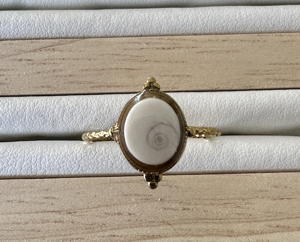 Bague Ondine dorée avec cabochon Œil de Sainte-Lucie, vue de face
