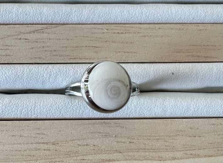 Bague Thea argentée avec cabochon Œil de Sainte-Lucie, vue de dessus