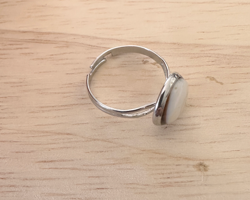 Bague Thea argentée avec cabochon Œil de Sainte-Lucie, vue de profil