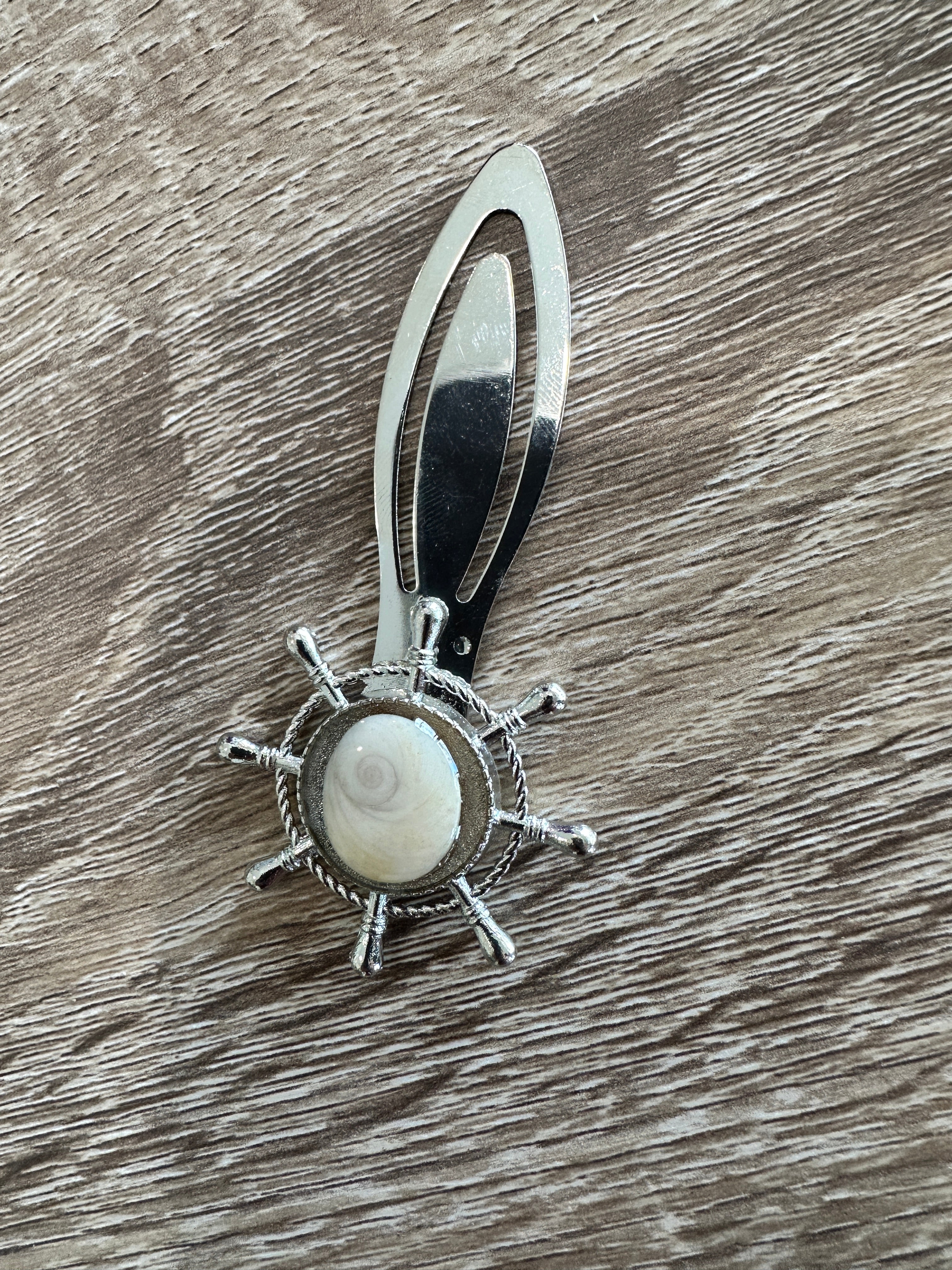 Marque-page argenté en forme de barre à roue avec cabochon Œil de Sainte-Lucie
