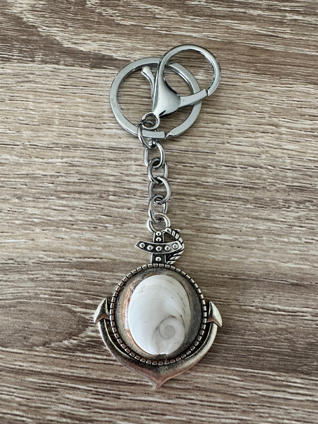 Porte-clés ancre argenté avec cabochon Œil de Sainte-Lucie clair