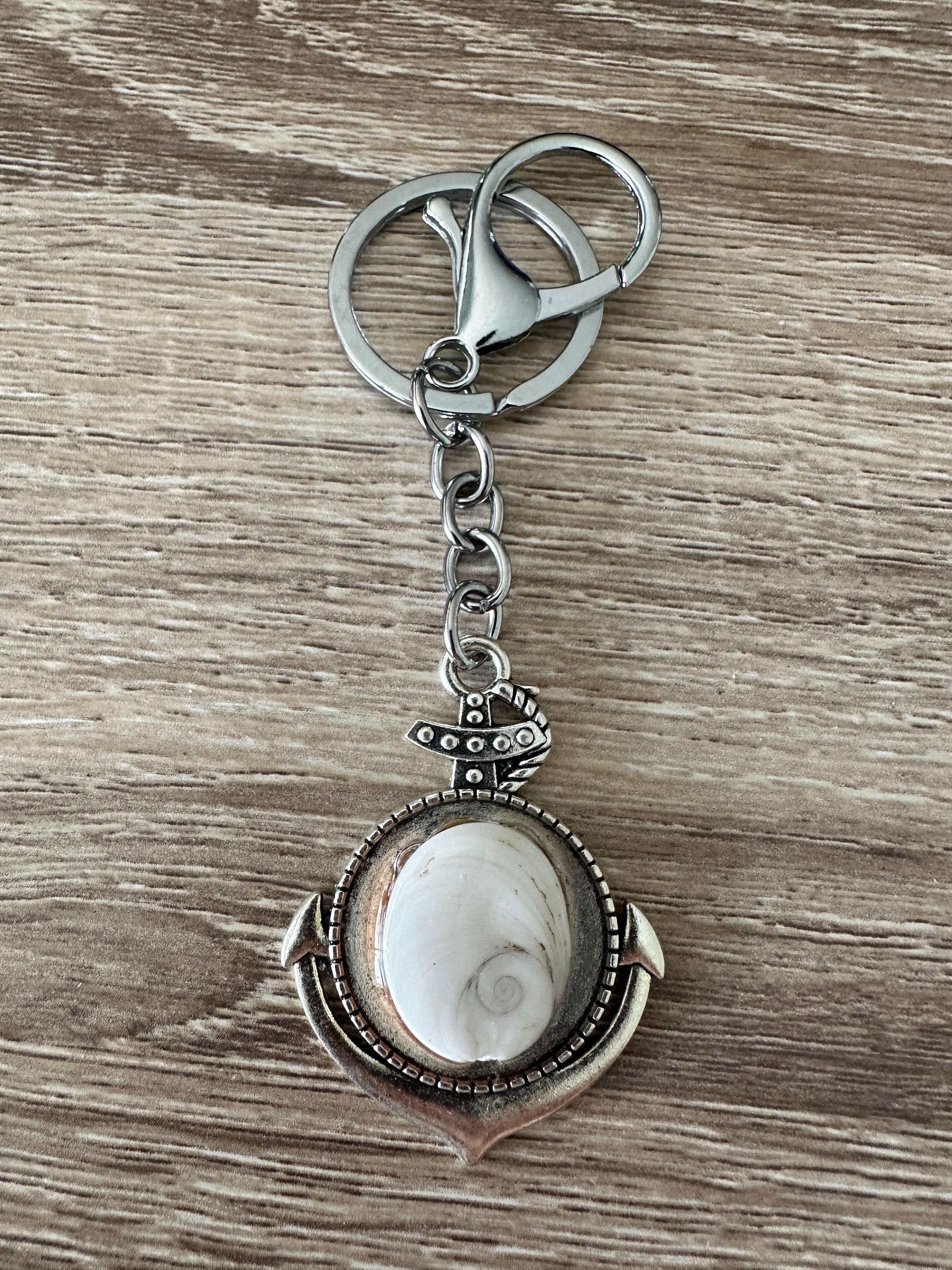 Porte-clés ancre argenté avec cabochon Œil de Sainte-Lucie clair